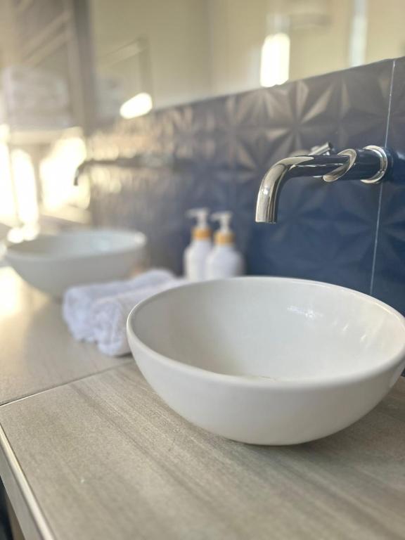 Super cozy house with tub - central