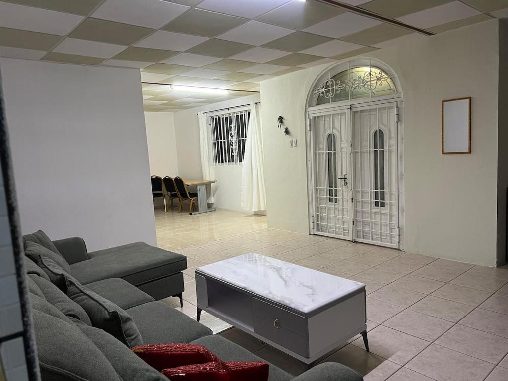 ein Wohnzimmer mit Sofa und Tisch in der Unterkunft Harmony Home in Willemstad
