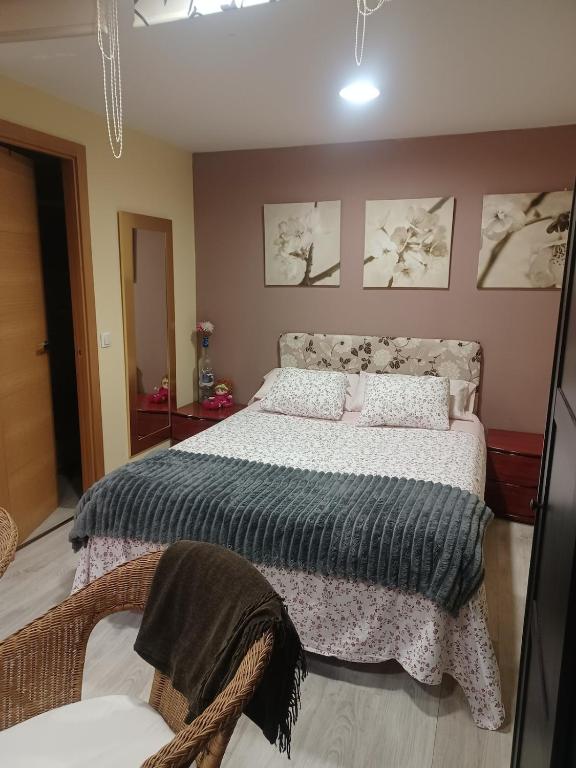 a bedroom with a large bed with a blanket at bonito estudio equipado in Alcorcón