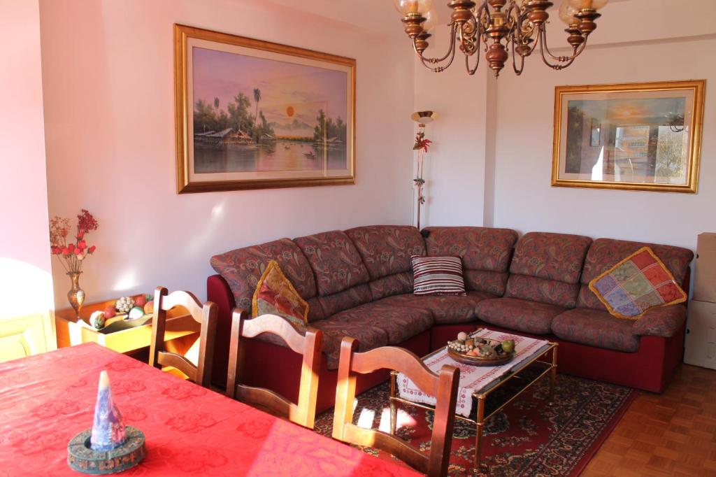 un soggiorno con divano e tavolo di Patrick's House a Belluno