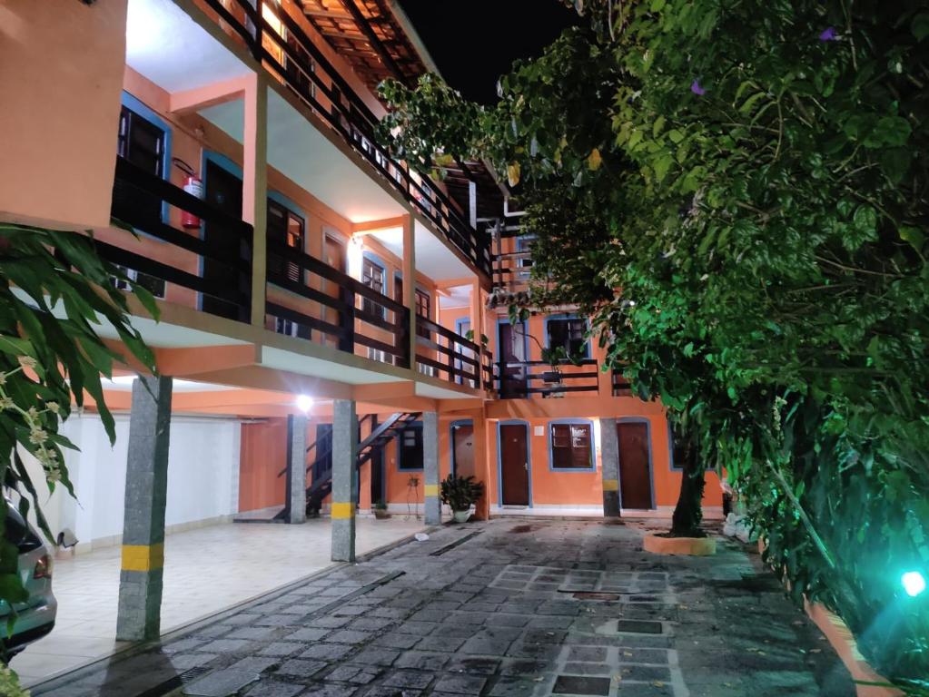 an empty courtyard of a building at night at Pousada Vento Leste in Cabo Frio