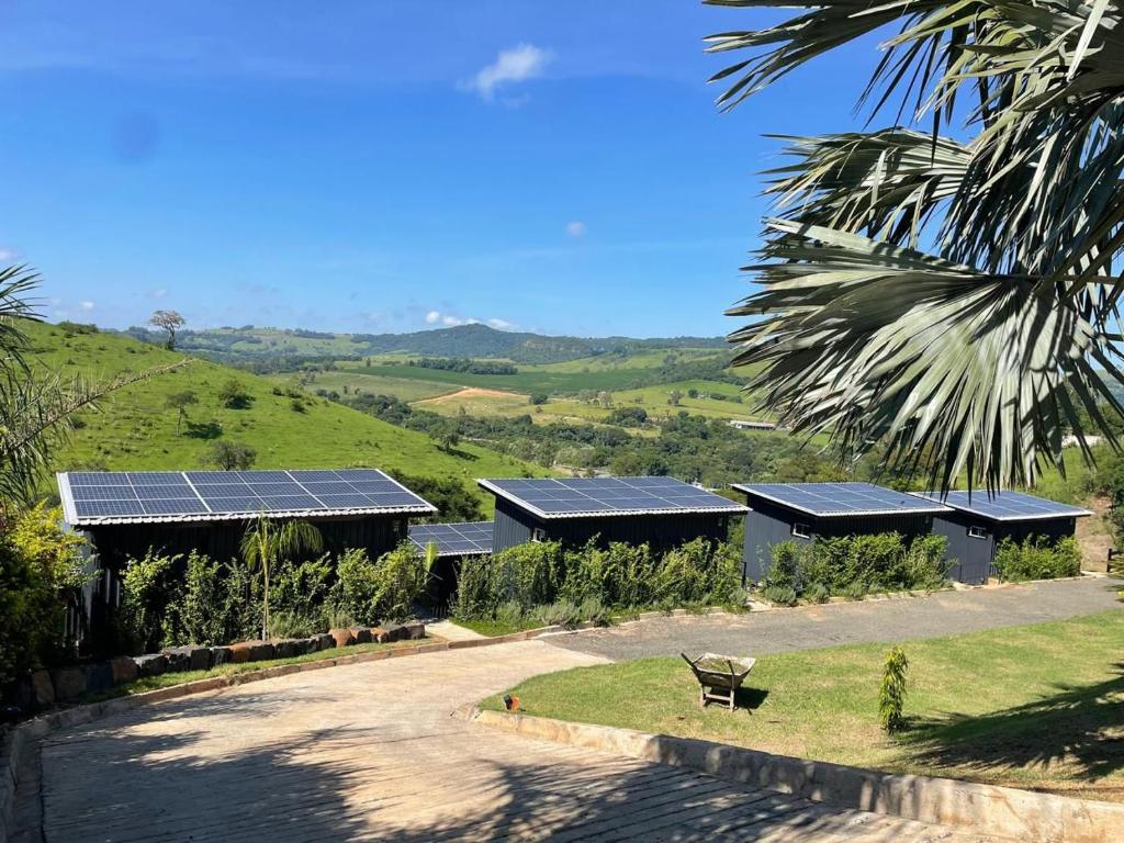ein paar Gebäude mit Solarpaneelen darauf in der Unterkunft Carmelo Morada do Sol in Tomazina