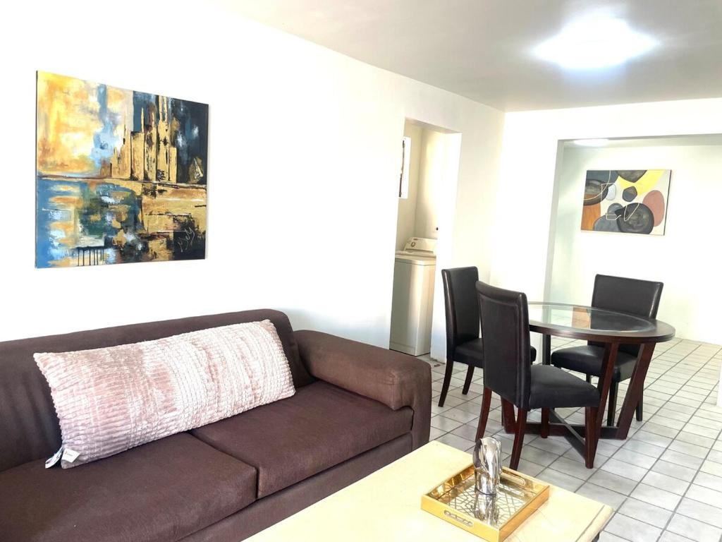 a living room with a couch and a table at Casa 11 Centrica 3 camas queen in Hermosillo