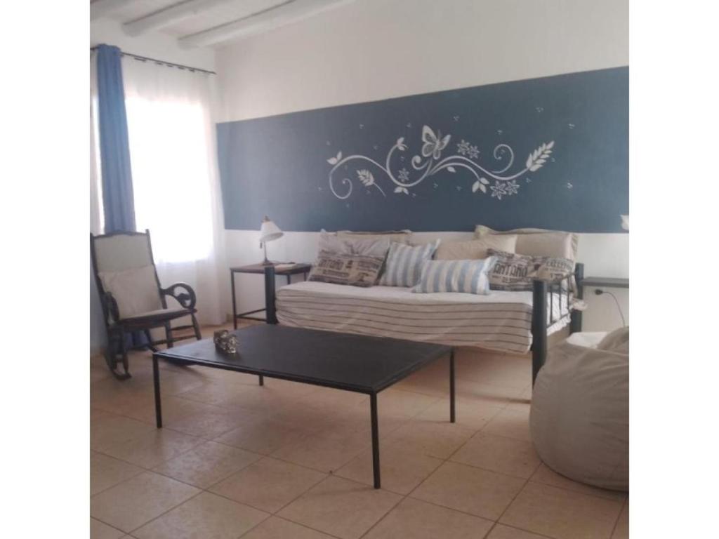 a living room with a couch and a table at Casa Willy Pampa in Barreal