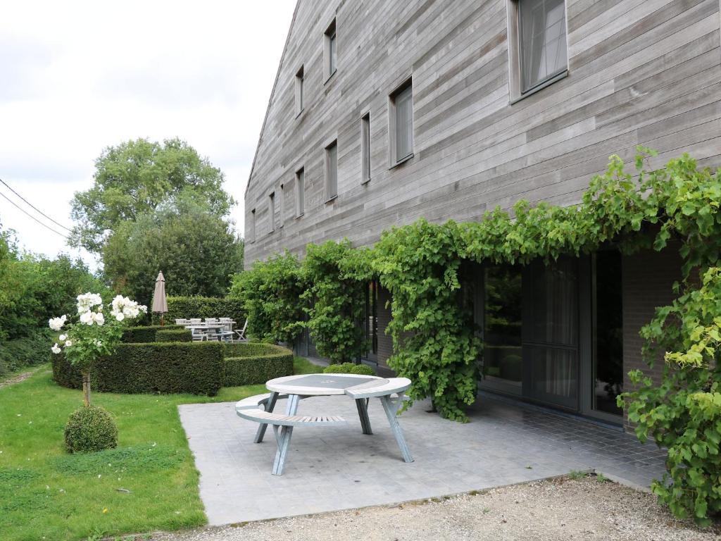 a picnic table in front of a building at Countryside holiday home in Gijverinkhove