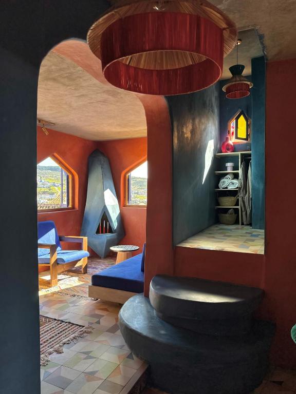 un salon avec un lit et une chambre avec un plafond dans l'établissement Casa Amina, à Chefchaouen