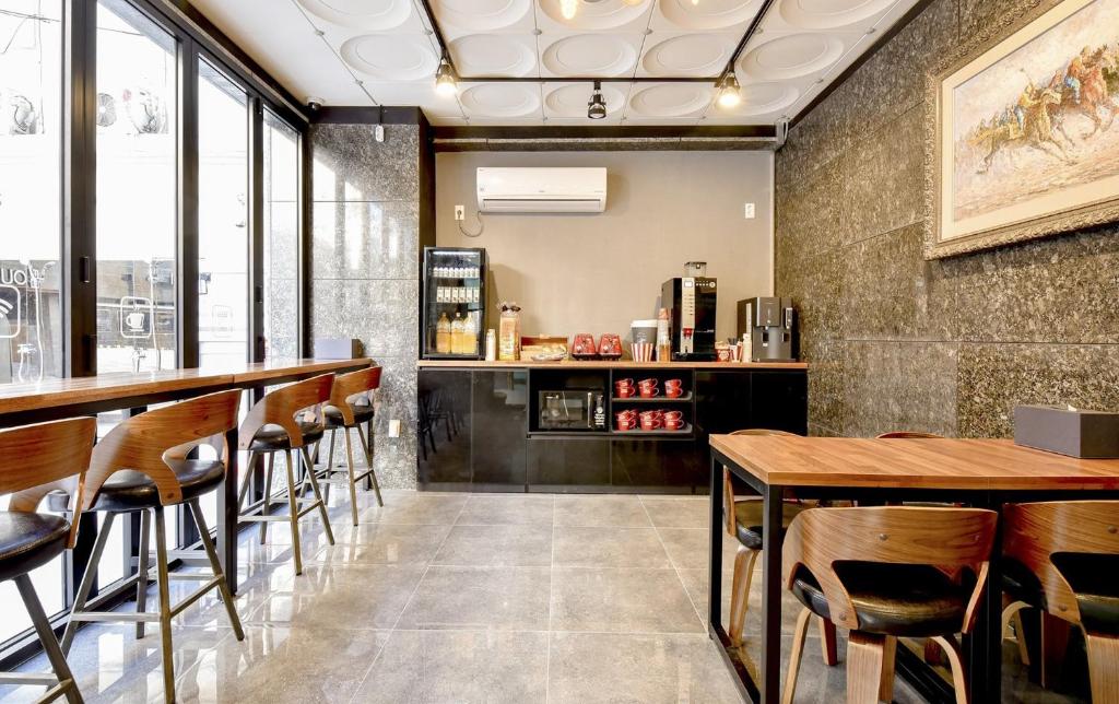 a bar with wooden stools in a restaurant at S One Hotel in Busan