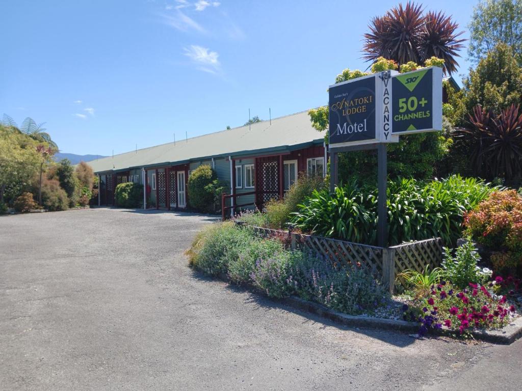 a motel sign in front of a building at Anatoki Lodge Motel in Takaka