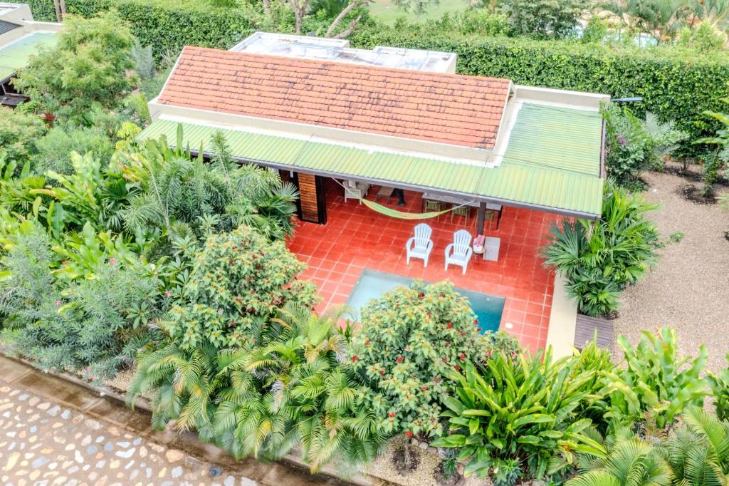 an aerial view of a house with a garden at Juntas del Lago - Casa 2 in Apulo