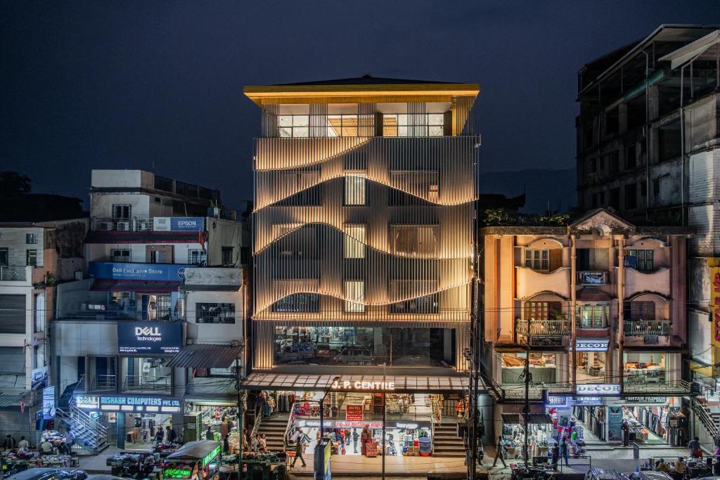 ein hohes Gebäude in einer Stadt bei Nacht in der Unterkunft Hotel Vianta Jaigaon- Near Bhutan Border in Jaigaon
