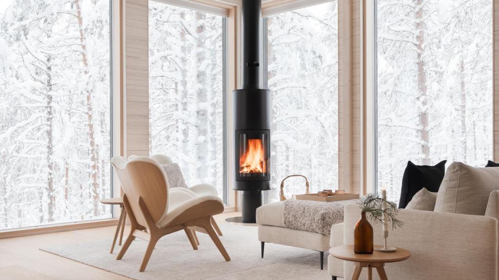 a living room with a fireplace and a couch at Arctic Design Villa Levi in Levi