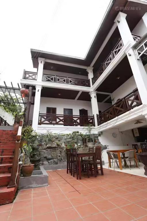 We House Guest Hotel