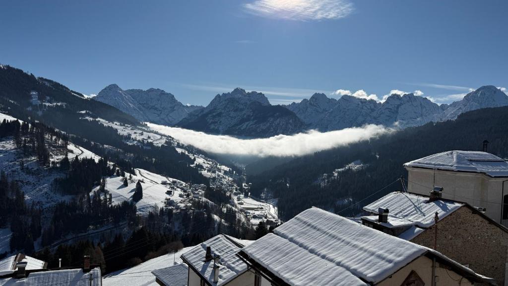 a view of a mountain with snow covered roofs at Casa vacanze tortoi in Candide