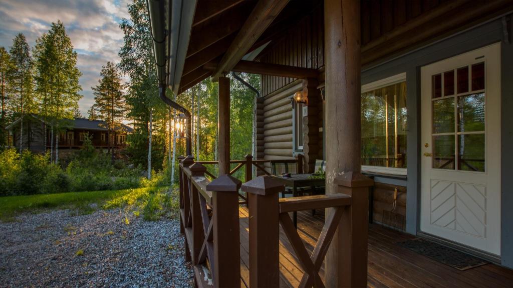 un porche delantero de una casa con puerta de madera en Lekotti Vacation Club, en Savonranta