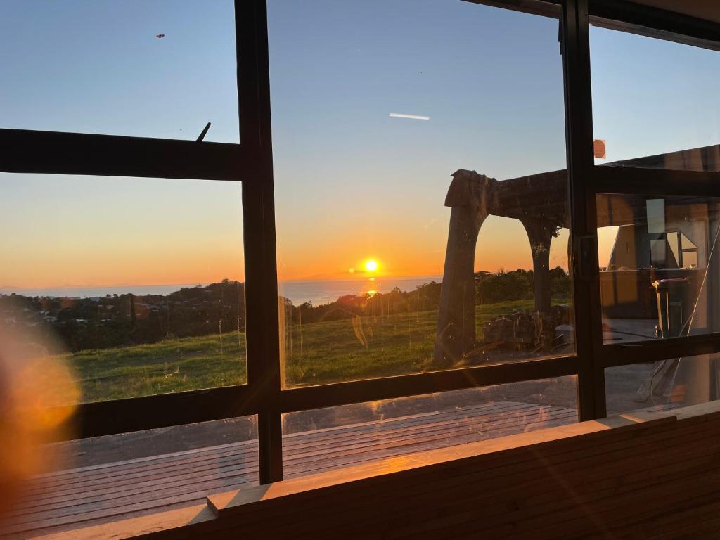 a view of the sunset from a window at Leigh Backpackers in Leigh