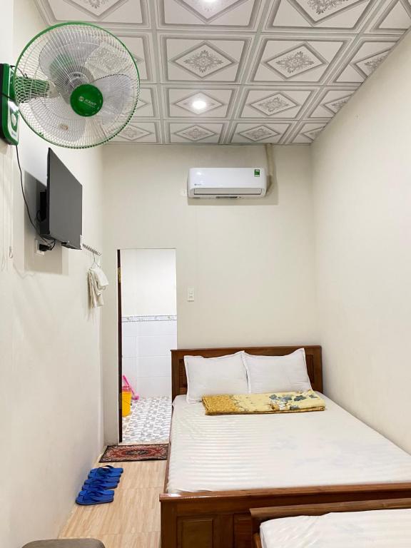 Tùng Thủy Homestay - Dinh Thầy Thím Lagi - Deluxe Dreibettzimmer