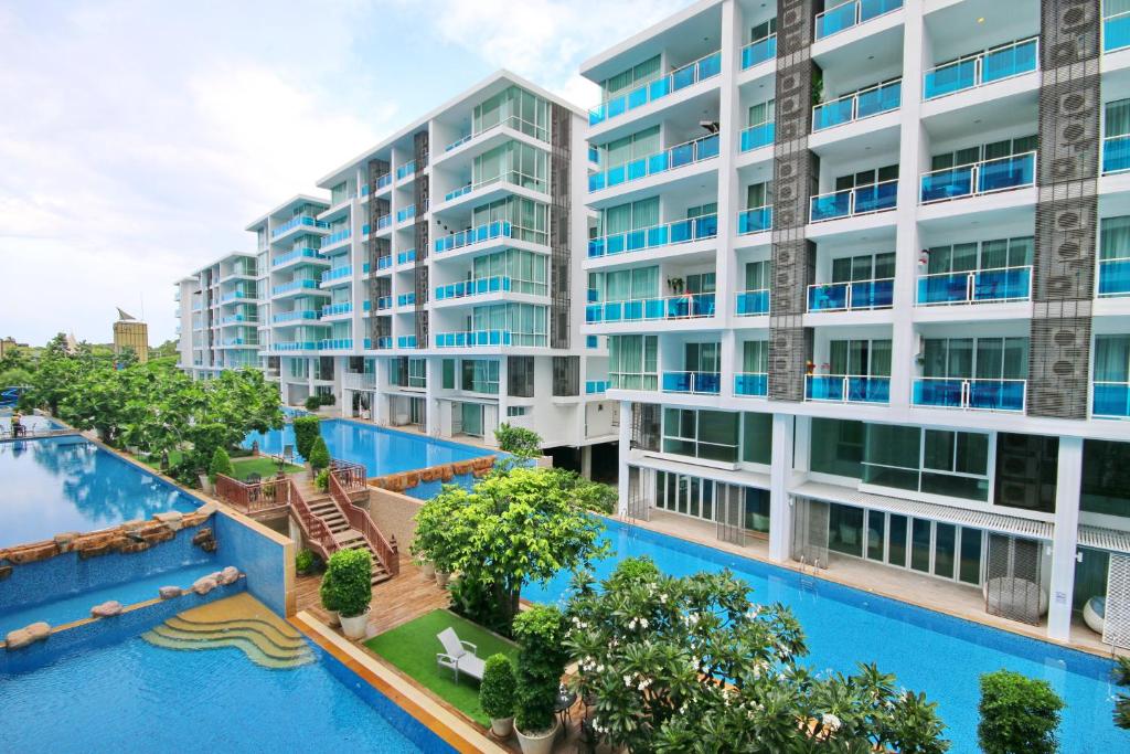 een afbeelding van een appartementencomplex met een zwembad bij My Resort Hua Hin A304 in Hua Hin