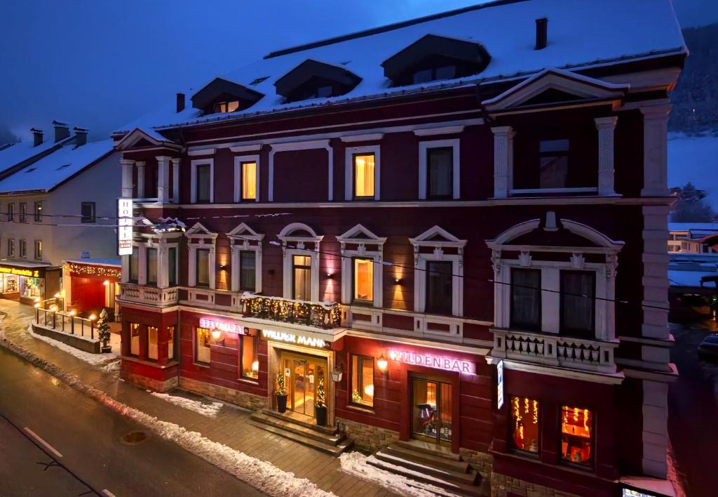 a building on a city street at night at Hotel Wilder Mann in Steinach am Brenner
