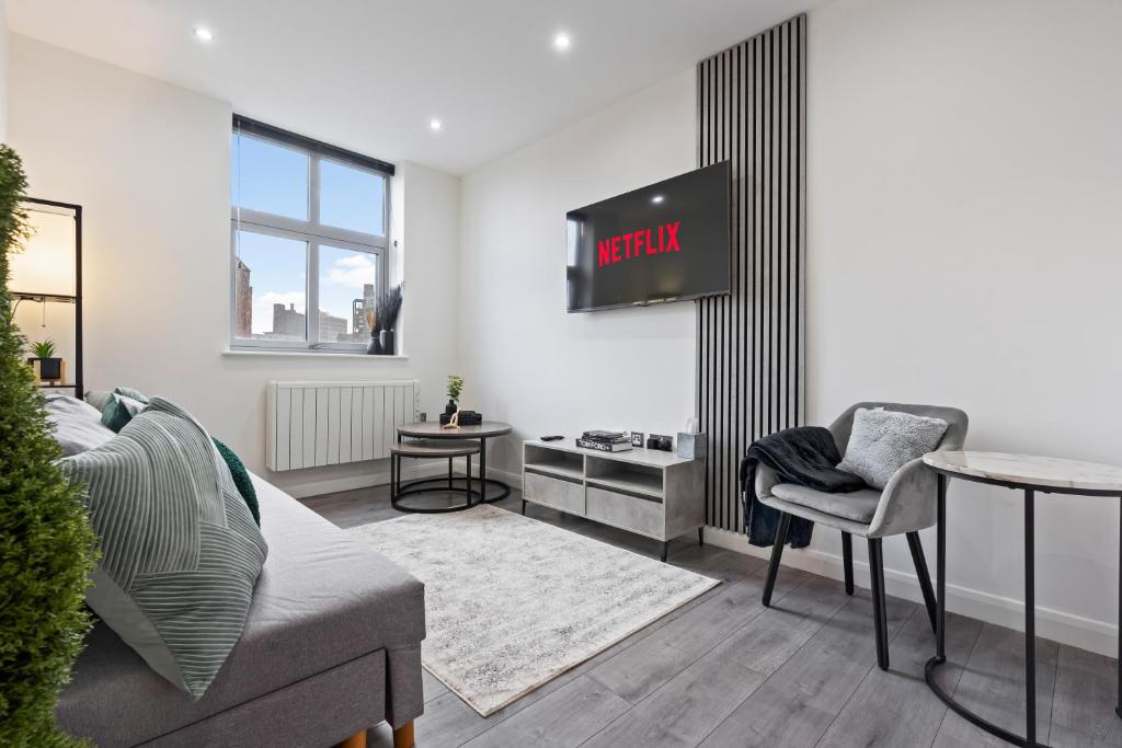 a living room with a couch and a table at The Emerald Residence - Leicester - City Centre, Sofa Bed, Parking, Free WiFi, Netflix in Leicester