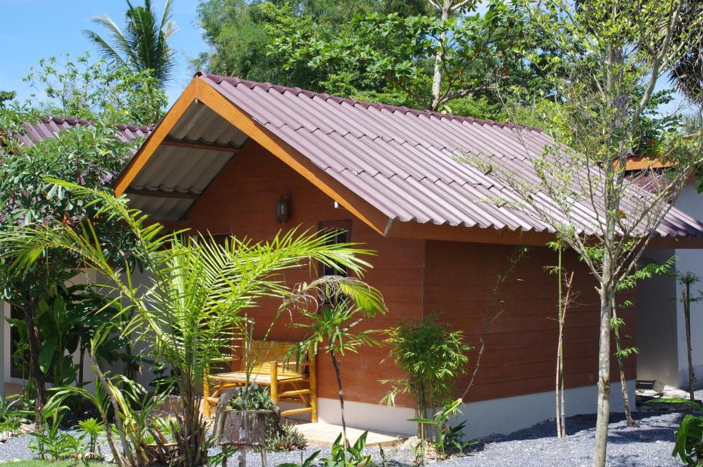 Thai House Beach Resort - Standaard Drievoudige Kamer Met Fan