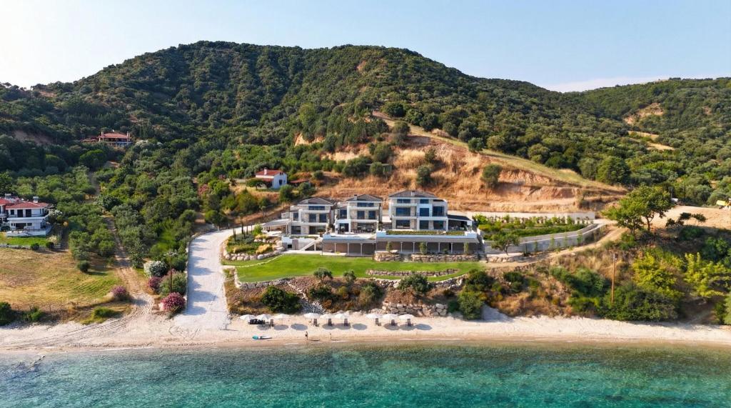 Luftaufnahme eines Ferienresorts am Strand in der Unterkunft Eosea Selene in Ierissós
