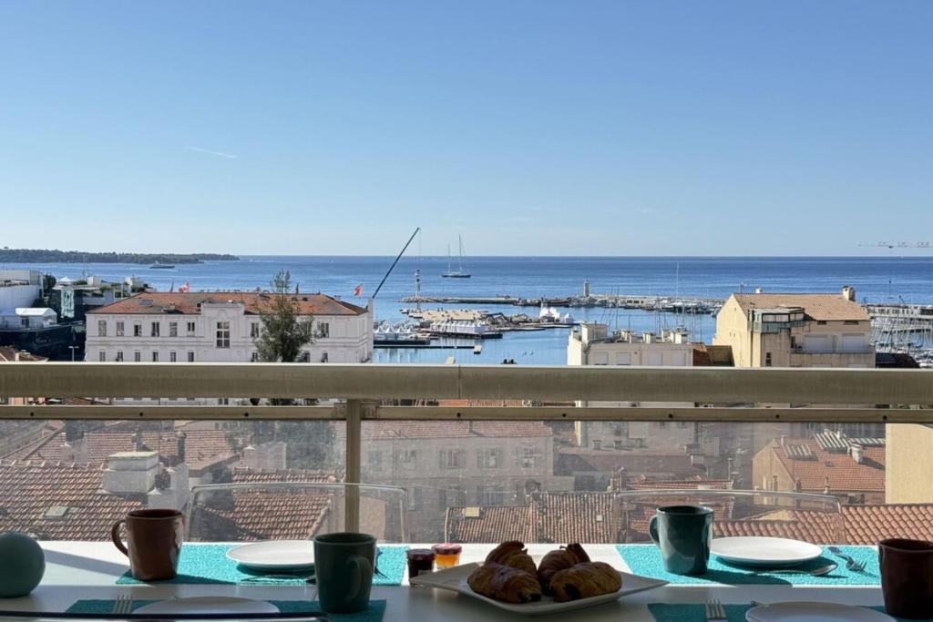 Beautiful 2-bedroom apt - sea and city view