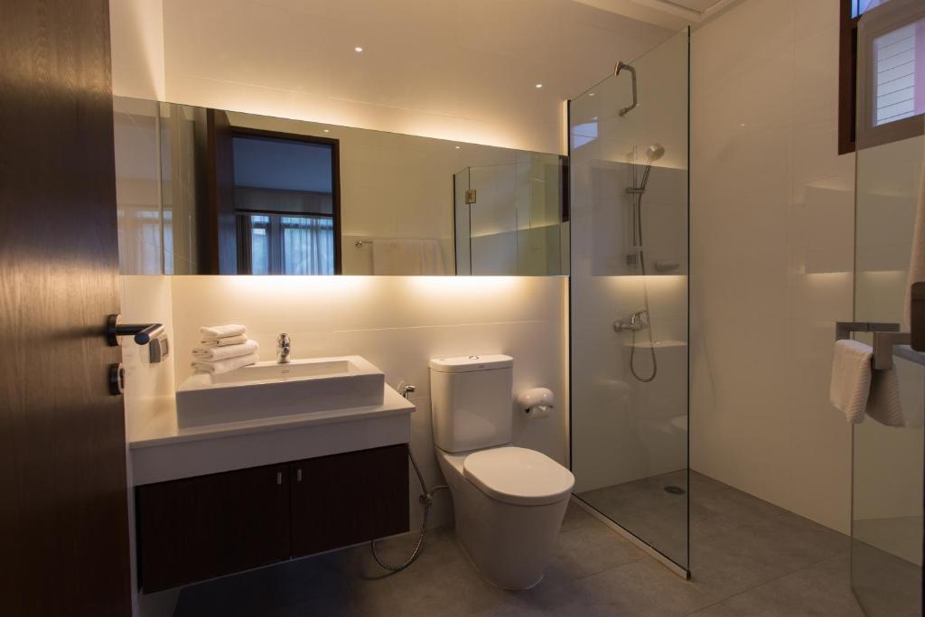 Koupelna v ubytování Amatapura Beachfront Villa 10 , SHA Certified