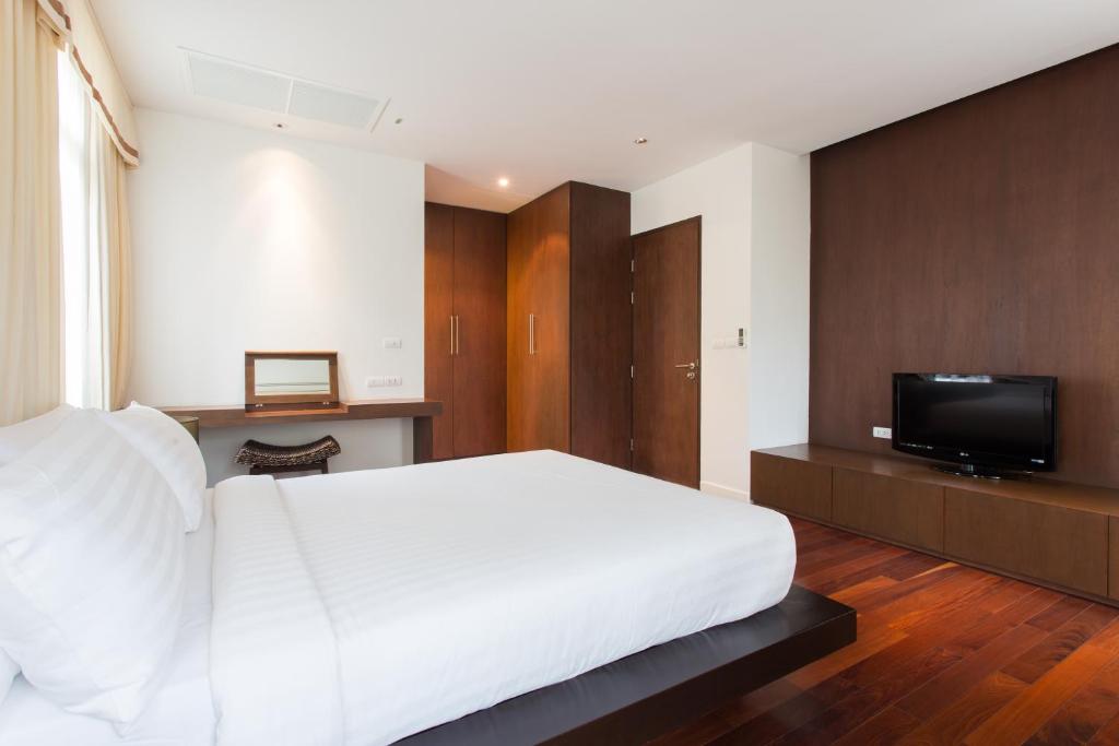 TV a/nebo společenská místnost v ubytování Amatapura Beachfront Villa 10 , SHA Certified