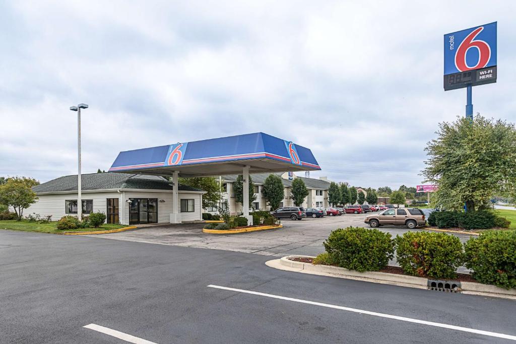 una gasolinera colgate con un cartel en un estacionamiento en Motel 6-Kokomo, IN, en Kokomo