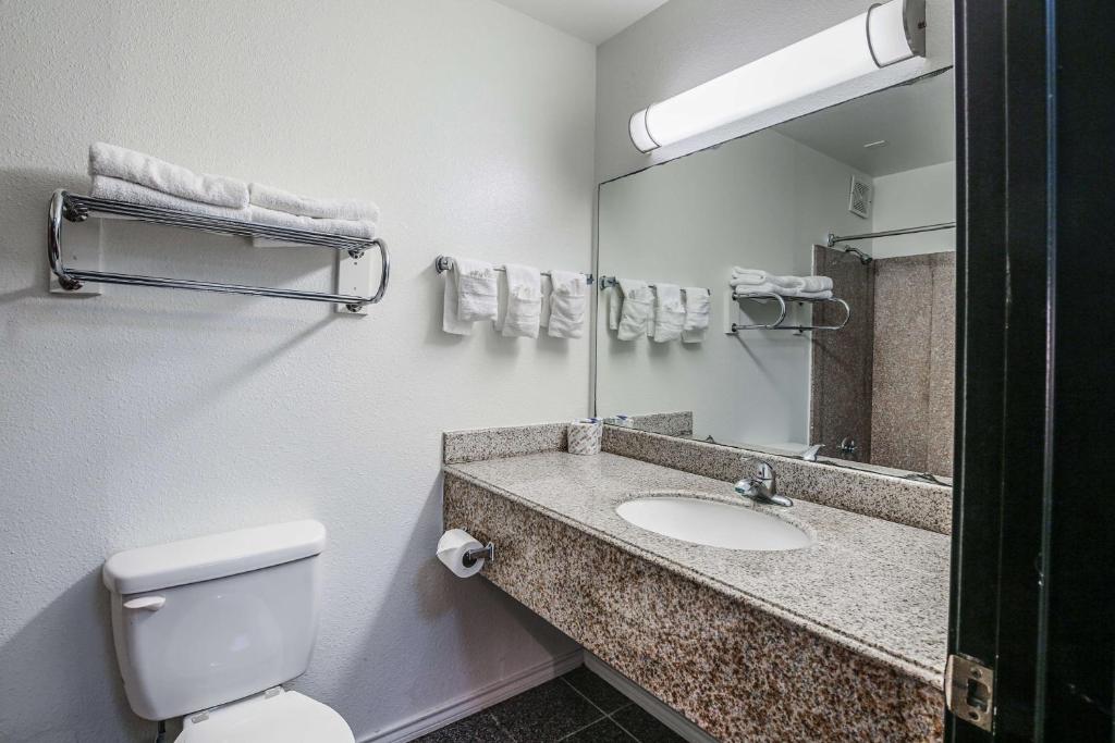 Motel 6-Pasadena, TX - King Room - Non-Smoking