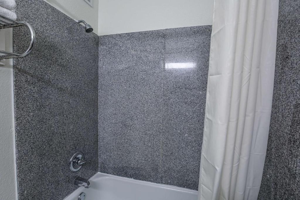 Motel 6-Pasadena, TX - Queen Room With Two Queen Beds - Non-Smoking