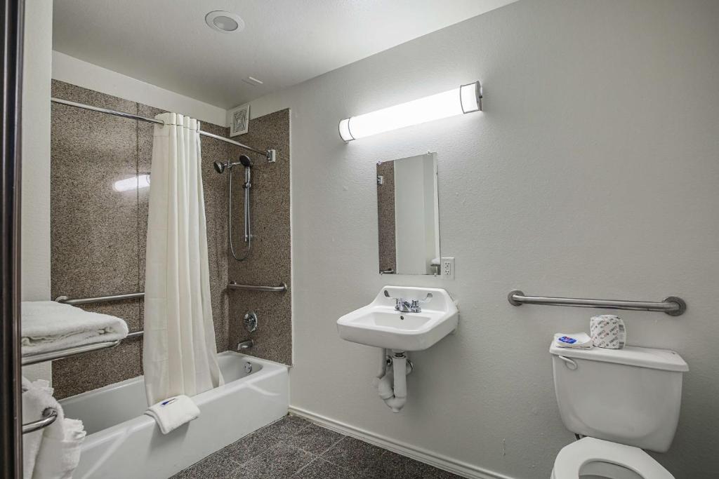 Motel 6-Pasadena, TX - King Room - Disability Access - Non-Smoking