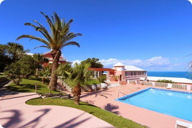 Bermuda 3 double bed Condo near town