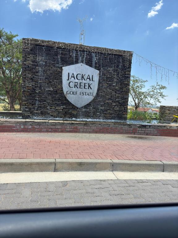 a sign on the side of a brick wall at The Greenside Getaway in Roodepoort