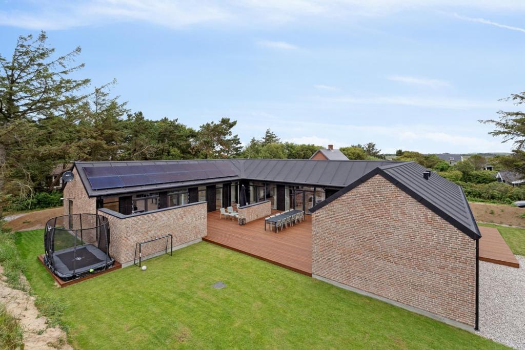 an exterior view of a house with a large yard at Feriehus 1116 in Ringkøbing