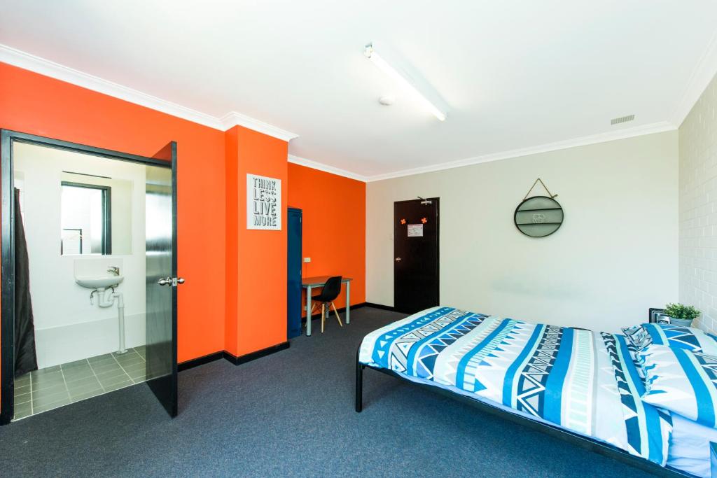 Postel nebo postele na pokoji v ubytování Billabong Backpackers Resort