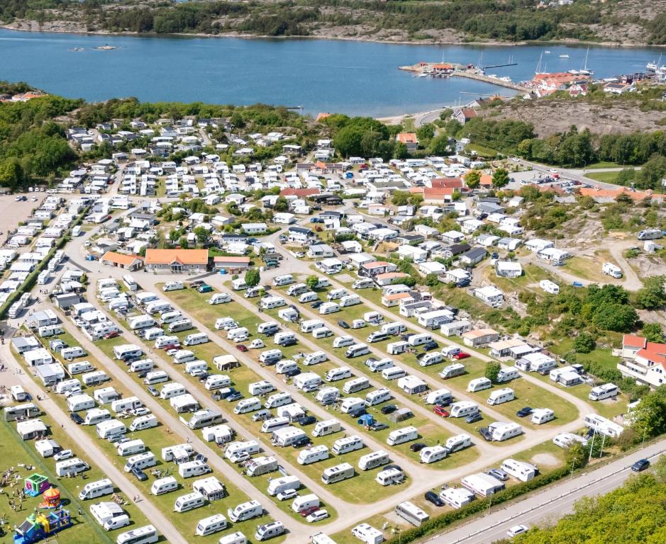 an aerial view of a parking lot at GrebbestadFjorden stugor in Grebbestad