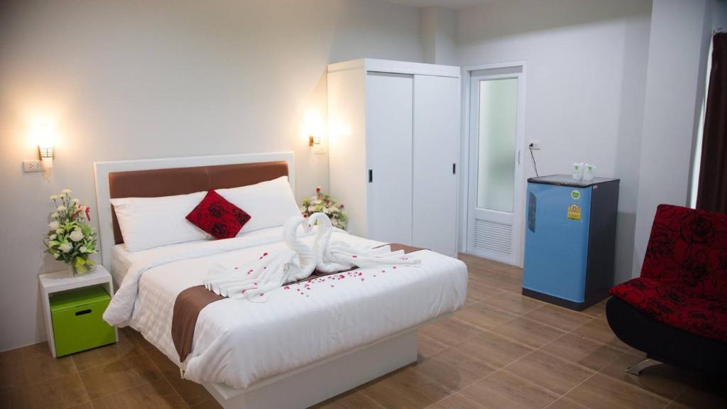 Postel nebo postele na pokoji v ubytování Namthip Residence