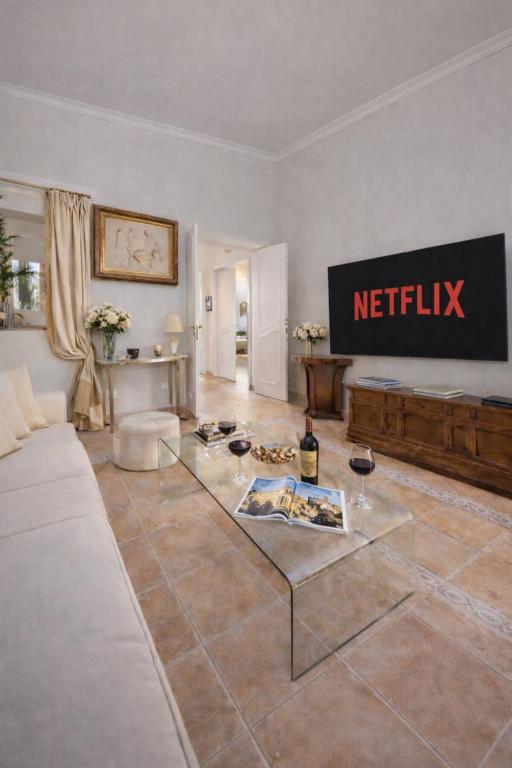 RosaM Suite - Via Veneto 15 min walk from Spanish Steps Top Floor Luxury Apartment