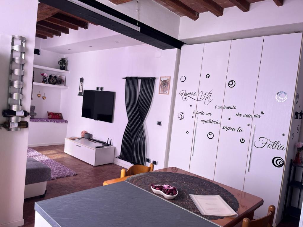 a living room with a table and a tv at B&B Villa Friedmann Nonantola Modena in Nonantola