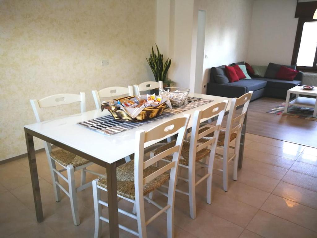 a white dining room table with white chairs and a table and chairsktop at Boscaglie sweet home in Marostica