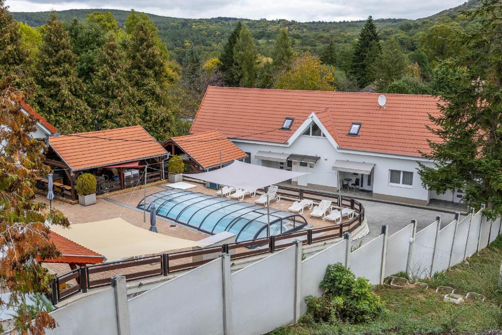 an aerial view of a house with a swimming pool at Forrás Panzió és Apartman in Orfű