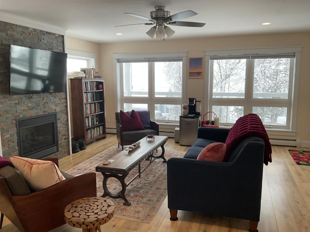 Roberts Lake House Room #3 photo