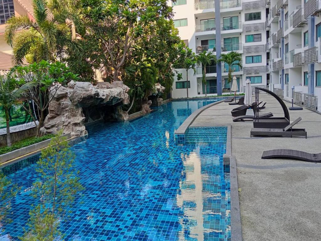 a swimming pool in the middle of a building at คลับรอยัล2bed in North Pattaya