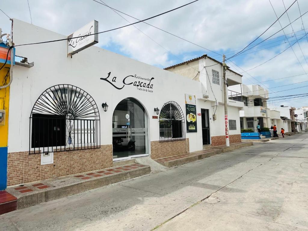 a building on the side of a street at Hotel Cascada in Ríohacha