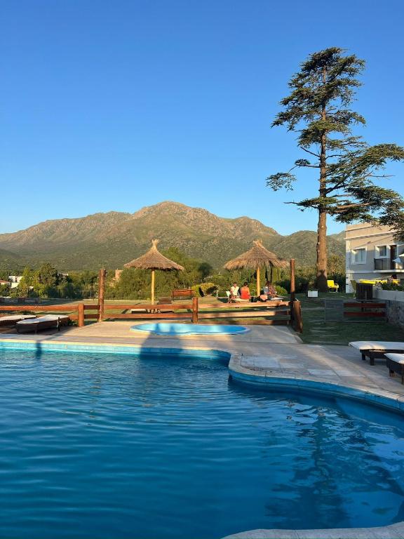 Ein Swimmingpool mit Bergen im Hintergrund in der Unterkunft Montecassino in Capilla del Monte