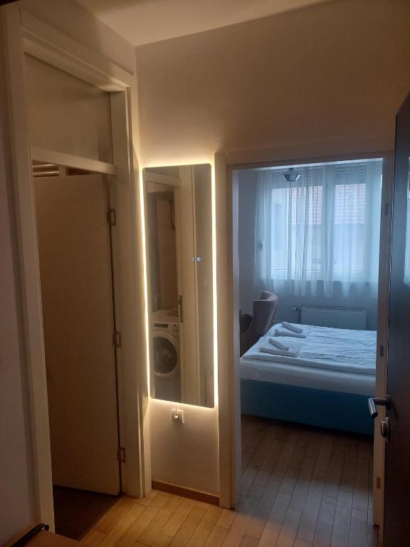 Llit o llits en una habitació de NM Apartman