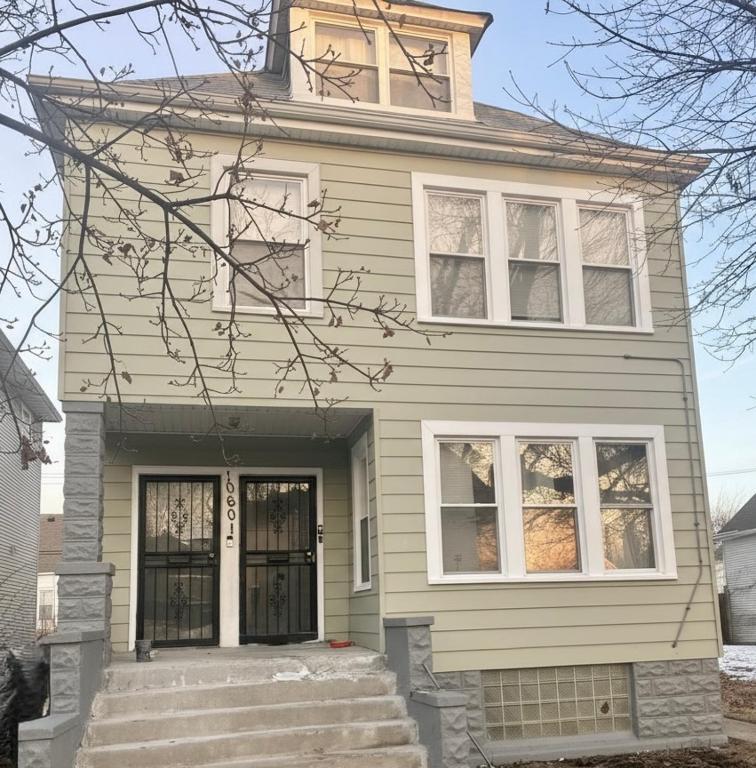aige house with stairs in front of it at City Retreat in Chicago