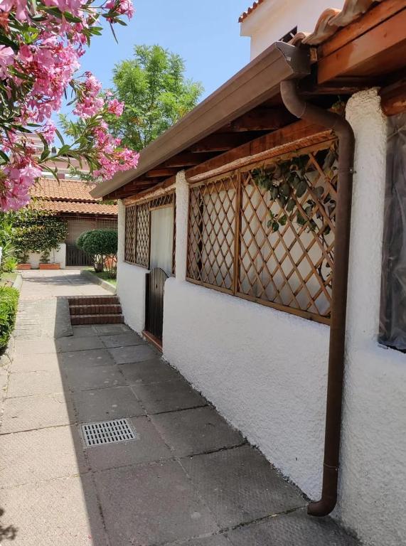 a building with a fence next to a sidewalk at Cottage84Milazzo in Milazzo