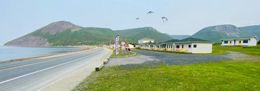 an empty road next to a beach with houses at Chalets Camping Bernatchez in Mont-saint-pierre